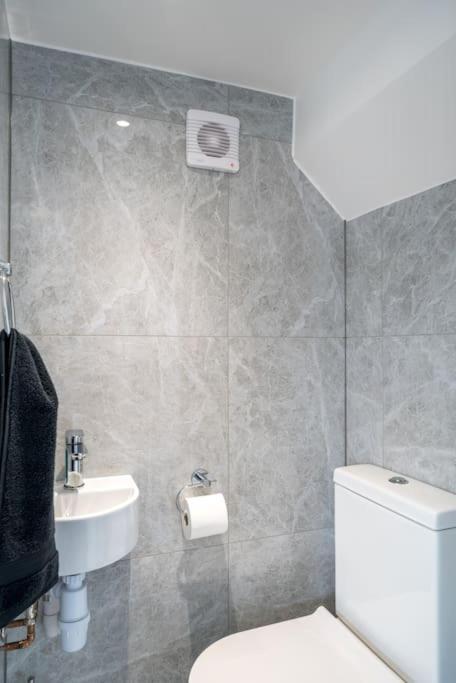 Lux 3Bed Near Wembley With Parking By Oceana Group - Sleeps 8 Apartment Harrow Exterior photo